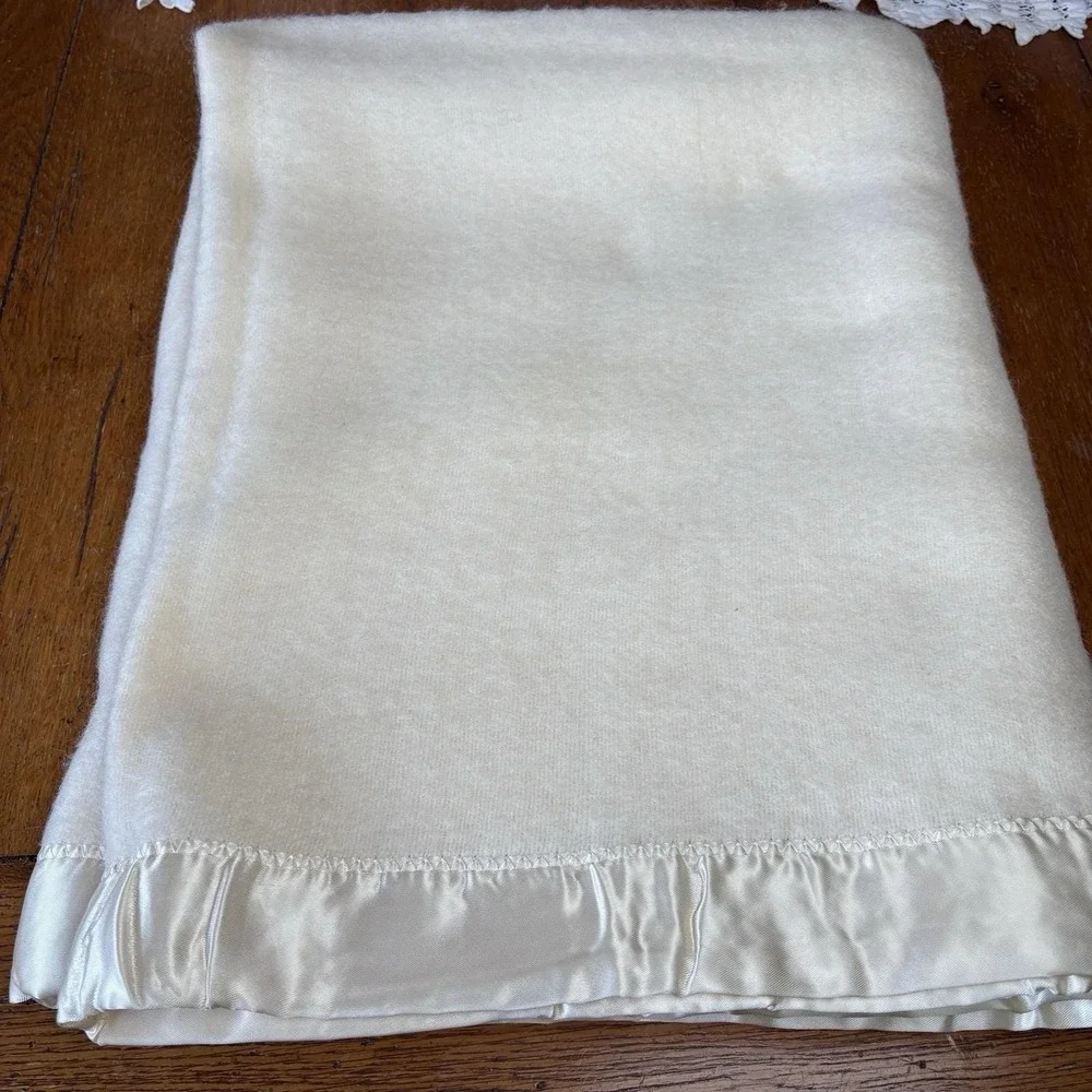Vintage Blanket Baby Pepperelle White Wool Rayon Cotton  Satin Binding 1950s